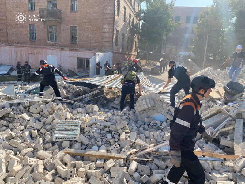 A body of a woman was extracted from the rubble of police department in Kryvyi Rih. Death toll of Russian missile strike is at 1 person killed, 6 wounded