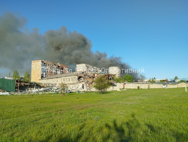 Big fire at Svitlyi neighbourhood in Myrnohrad after bombardment