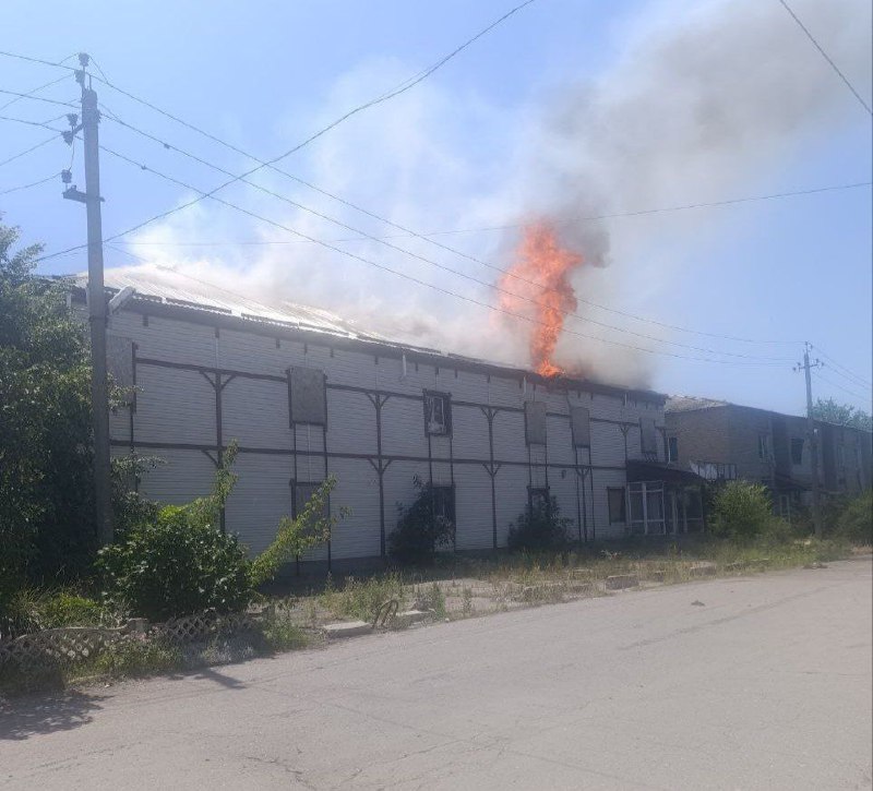 A hotel is on fire in Pokrovsk as the result of Russian shelling
