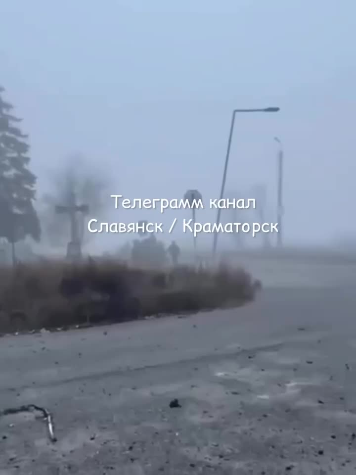 Russian infantry is entering area of Pokrovsk using thick fog cover
