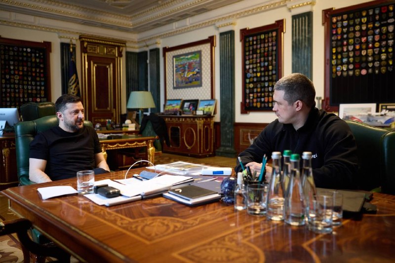 По словам Зеленского, потери России в марте этого года достигли наивысшего уровня за всю войну. Только в результате ударов беспилотников погибли или получили серьезные ранения 33 988 российских военнослужащих, еще 1363 были уничтожены артиллерийскими и другими ударами.