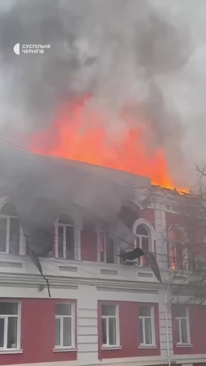 Incendio en el ayuntamiento de Pryluky tras un ataque con drones.