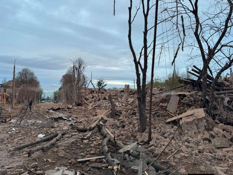 أُصيب شخص واحد بجروح نتيجة غارة جوية بقنبلة من طراز FAB-1500 في الجزء الأوسط من مدينة سلوفيانسك.