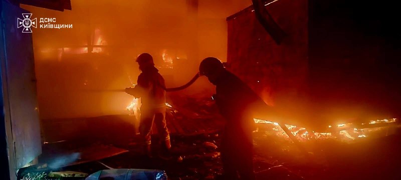 اندلع حريق هائل في منشأة تجارية بمنطقة بيلا تسيركفا في إقليم كييف نتيجة غارة روسية، ولم تقع إصابات.