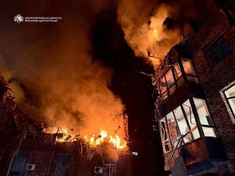 Deux personnes ont été tuées et 27 blessées à la suite de frappes de drones et de missiles russes dans la ville de Dnipro.