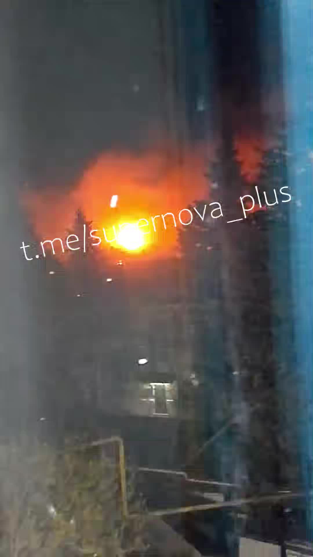 Incendie à la raffinerie de pétrole de Tuapse après des explosions survenues dans la nuit.