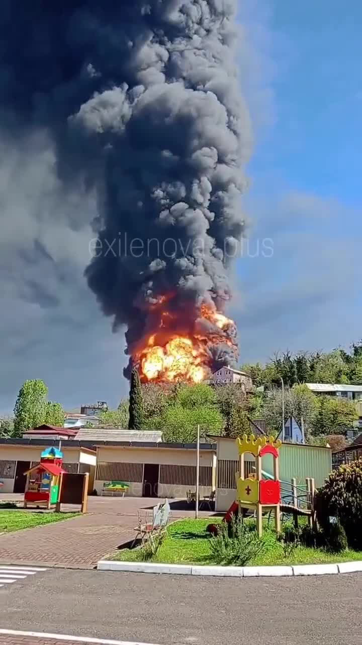 На нефтеперерабатывающем заводе в Туапсе произошли новые взрывы топливных резервуаров.