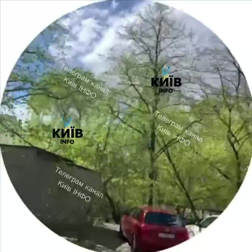 В Киеве беспилотник упал во двор.