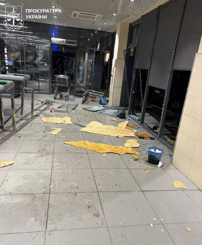 В Харькове в результате взрыва автомобиля возле продуктового магазина один человек получил ранения.