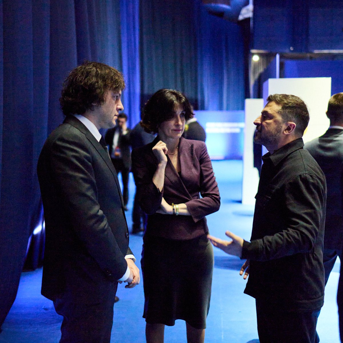 Am Rande des EU-Armenien-Gipfels in Jerewan traf Präsident Selenskyj kurz mit dem georgischen Premierminister Kobachidse zusammen. Im Anschluss folgten zwei offizielle Stellungnahmen: Die georgische Regierung erklärte: „Das Treffen erfolgte auf Bitten der ukrainischen Seite. Selenskyj sagte: „Wir haben Georgien, seine Souveränität und sein Volk stets respektiert und respektieren sie weiterhin.