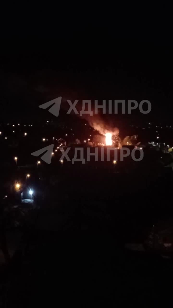 In der Stadt Dnipro geriet ein Haus nach einem weiteren Drohnenangriff in Brand.