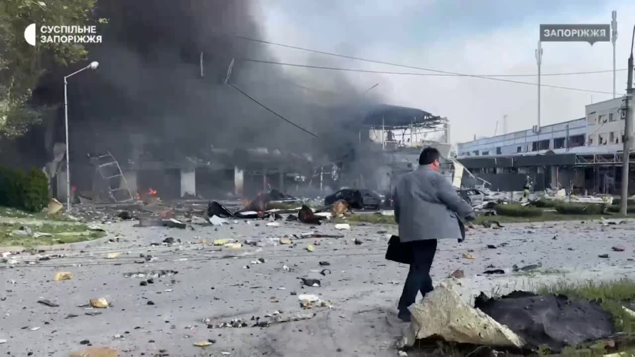 Zaporizhzhia'da süzülme bombasıyla yapılan hava saldırısı sonucu oluşan hasar.