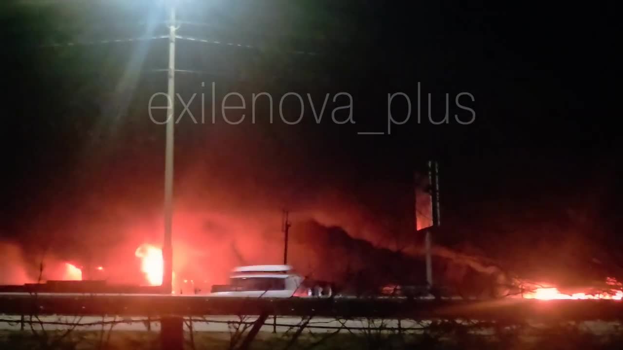 Rostov'da insansız hava araçları veya füze saldırılarının ardından çıkan yangınlar