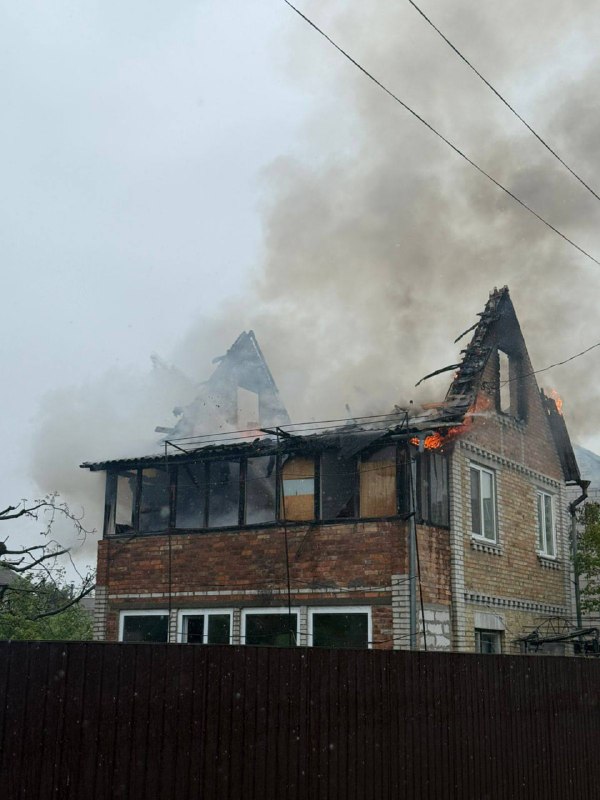 Una casa se incendió en el distrito de Vyshhorod como resultado de un ataque con drones.