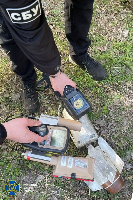 Ukrayna Güvenlik Servisi, Nisan ayında Çernihiv bölgesine yapılan saldırının ardından bir Rus insansız hava aracının enkazında artan radyasyon seviyelerinin tespit edildiğini duyurdu. Servise göre, Rusya Federasyonu'nun Geran-2 insansız hava araçlarıyla birlikte kullandığı R-60 füzesinin savaş başlığında tükenmiş uranyum elementleri bulundu. Enkazın yakınında doğal arka plan radyasyon seviyesini aşan bir radyasyon seviyesi kaydedildi ve enkaz güvenli bir şekilde depolanmak üzere kaldırıldı.