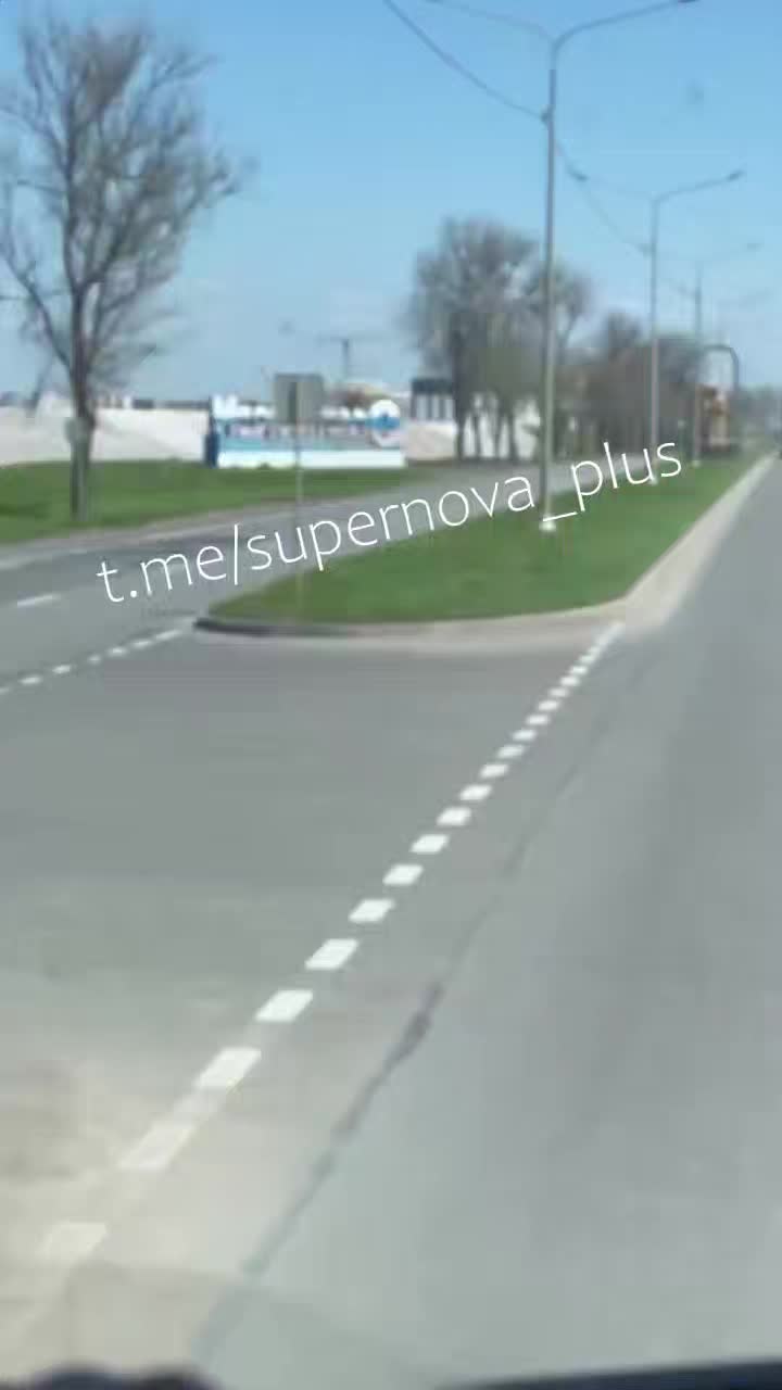 Mariupol-Taganrog karayolunda akaryakıt tankerlerinin hedef alındığını gösteren bir video yayınlandı.