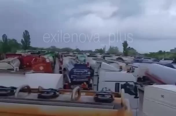 Kırım'a yakıt taşıyan tankerlerin kuyruğu.