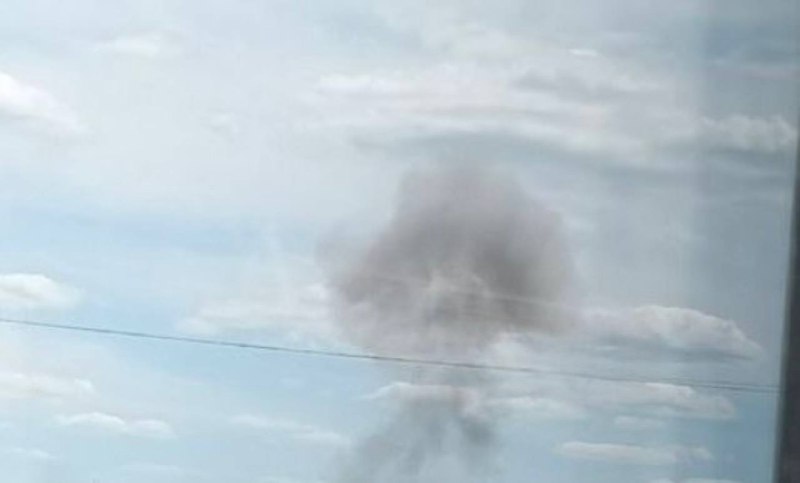 Şüpheli insansız hava aracı saldırısının ardından Dinyeper şehrinde duman yükseliyor.