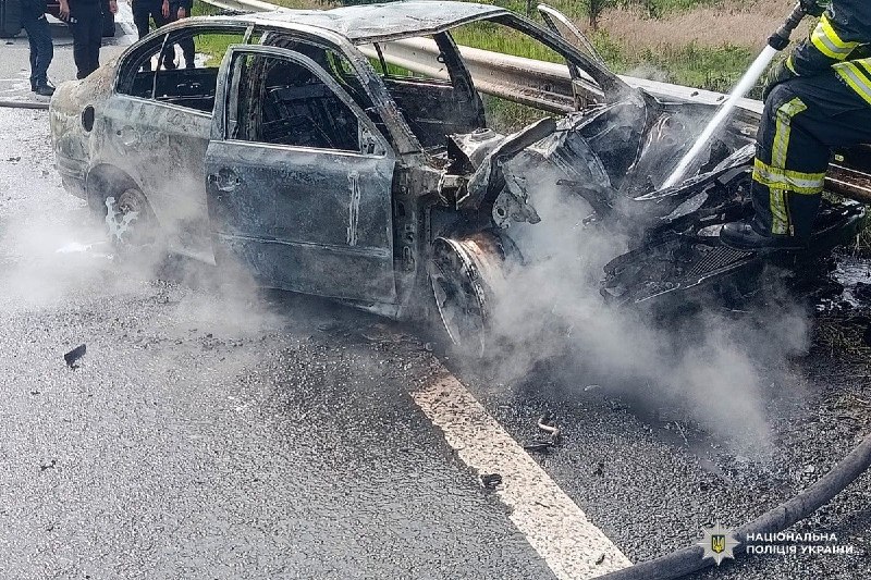 Harkiv bölgesinin Çuhuiv ilçesinde bir araca düzenlenen insansız hava aracı saldırısında 2 kişi yaralandı.