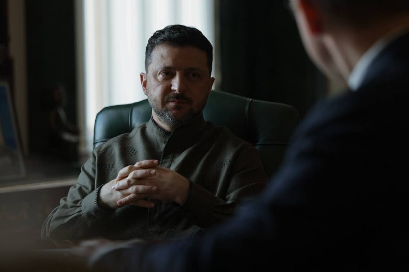 „Der SBU hat unsere neuen Operationen genehmigt, sagte Selenskyj. „Leider wählt die russische Seite erneut den Krieg – jeder hat die heutige Antwort gehört. Eine schwache Antwort. Er will den Krieg einfach nicht beenden. Ich denke, viele Menschen weltweit sind von dieser Antwort enttäuscht. Daher sollte weniger Geld in Russland fließen und der Druck auf Russland erhöht werden, so der Präsident. Er fügte hinzu, dass Treffen mit europäischen und amerikanischen Partnern vorbereitet würden. „Und heute hat der SBU unsere neuen Operationen genehmigt, ergänzte Selenskyj.