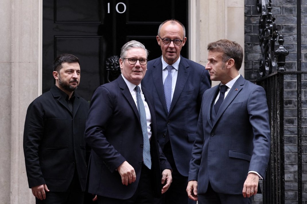 Starmer, Macron und Merz treffen sich am Sonntag in London mit Selenskyj, wie der Élysée-Palast bestätigt. „Dieses Treffen ermöglicht es ihnen, ihre enge Abstimmung hinsichtlich unserer gemeinsamen Agenda der fortgesetzten Unterstützung der Ukraine und des zunehmenden Drucks auf Russlands Kriegsanstrengungen fortzusetzen. „Russland steht vor einem militärischen, wirtschaftlichen und strategischen Scheitern und verharrt erfolglos an vorderster Front in einem tödlichen Krieg.