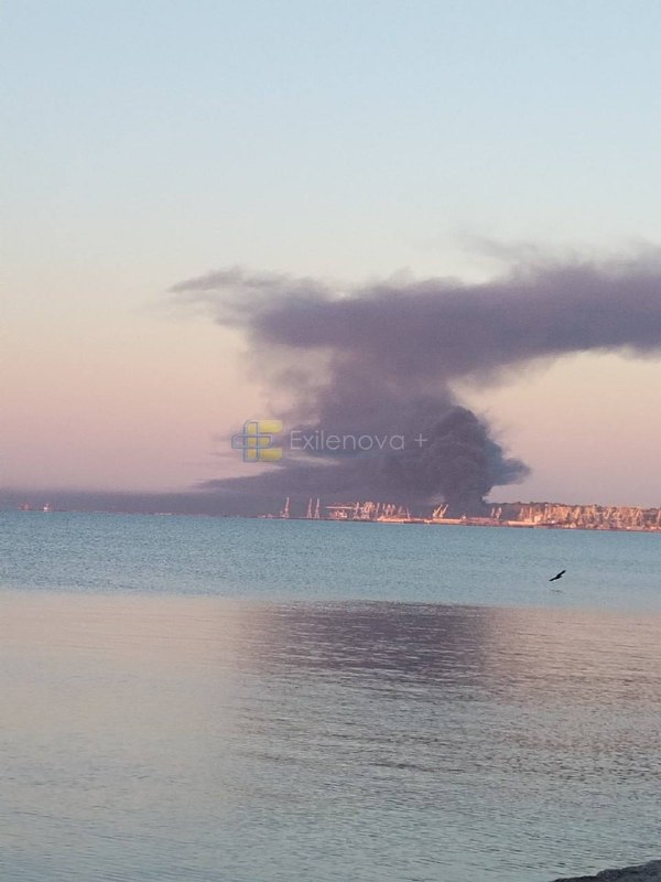 Über dem Hafen von Mariupol steigt Rauch auf.