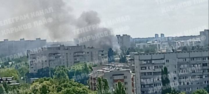 De la fumée s'élève après une frappe de drone à Kharkiv.