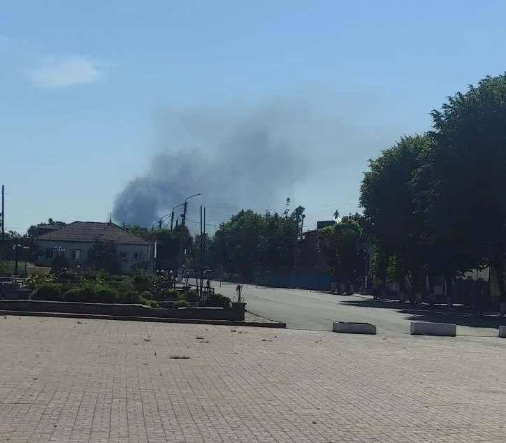 يتصاعد الدخان في ستاروبيلسك بعد قصف صباحي
