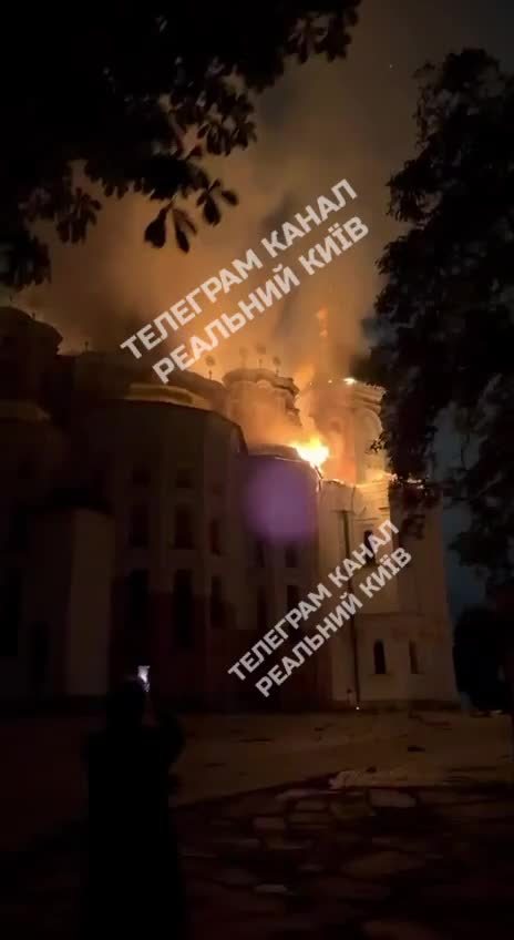 В Киево-Печерской Лавре бушует пожар после российских ударов.