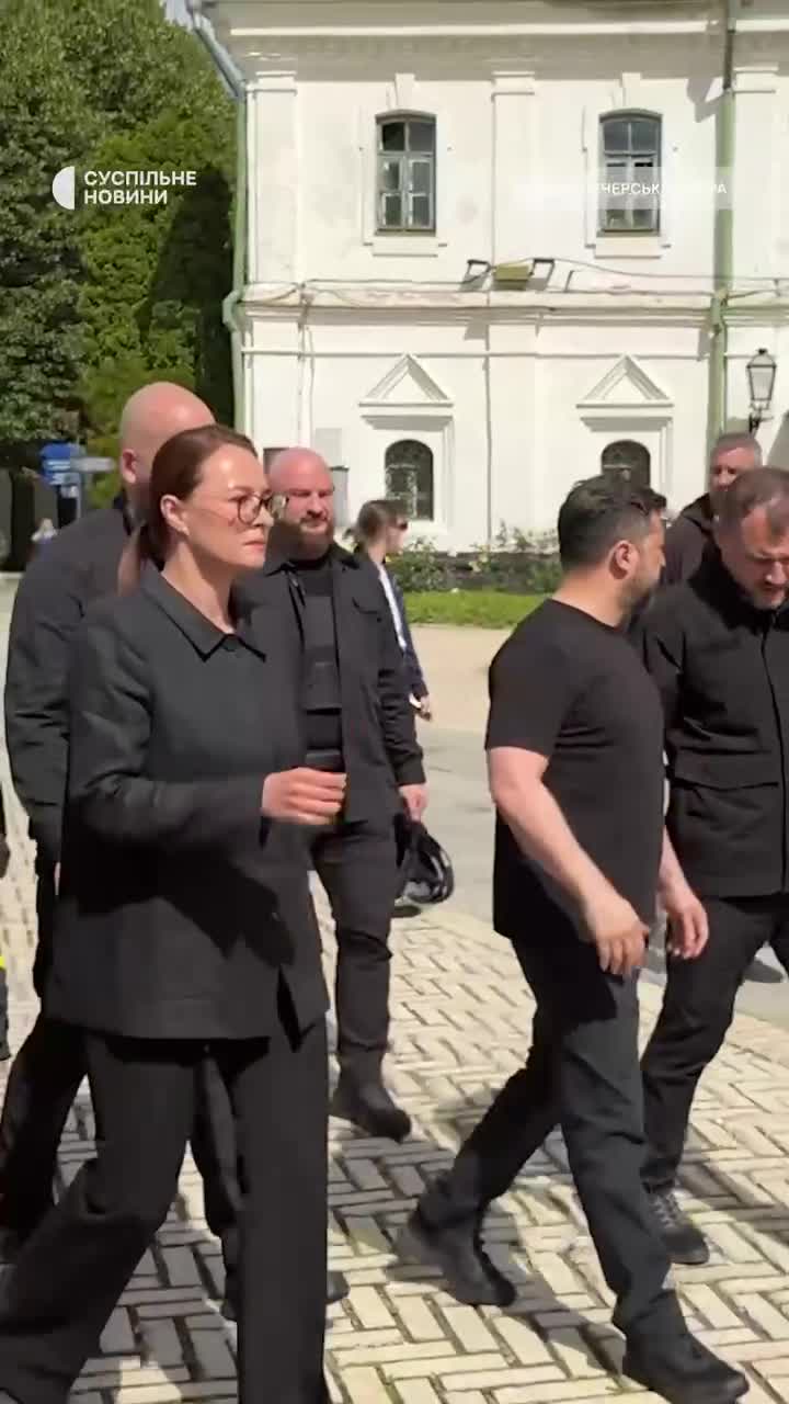 Президент Зеленский и премьер-министр Свириденко посетили место российского нападения в Киево-Печерской лавре.