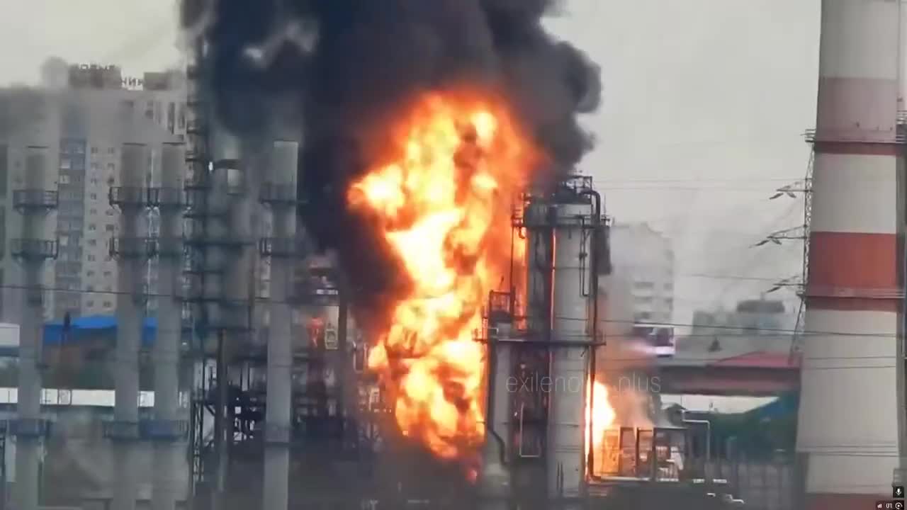 Brand in der Ölraffinerie in Kapotnja in der Region Moskau