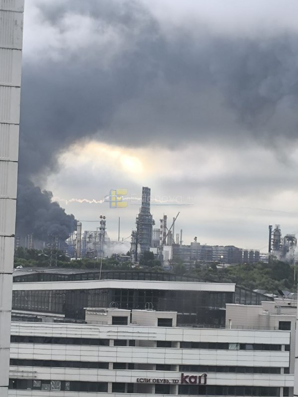 Mehrere Rauchsäulen steigen aus einer Ölraffinerie in Kapotnja in der Region Moskau auf.